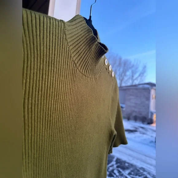 🆕 Elie Tahari Olive Green Ribbed Knit Top Gold Button Detail Short Sleeve Size M - Picture 6 of 13